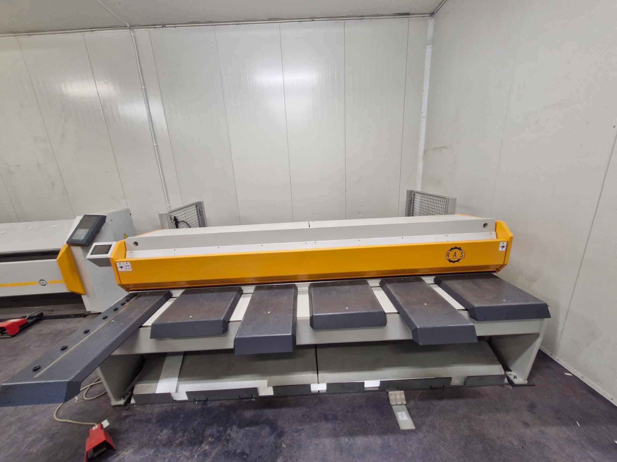 Skurðarvél fyrir blikk í verkstæði