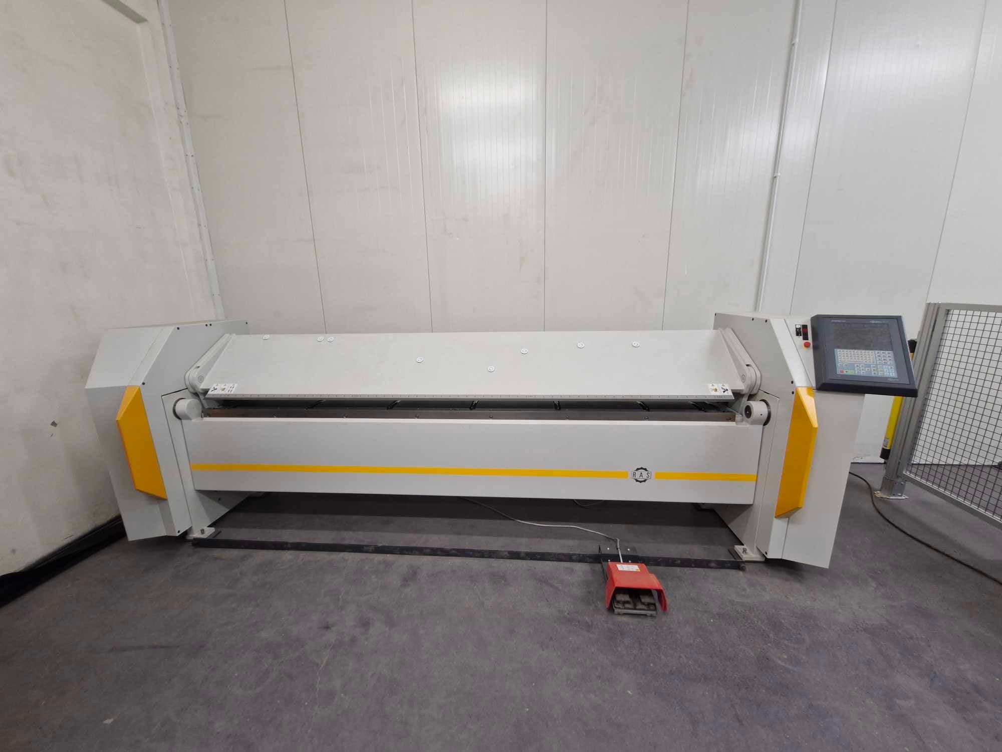 Beygjuvél fyrir blikk í notkun